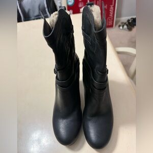 GREAT CONDITION: UGG Black Leather Women's Boots. Size 8.5M. Worn only twice!